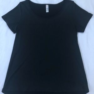 LuLaRoe Classic tee, black in color